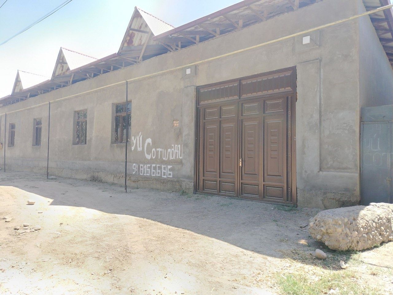 8 sotxdan katta Uchaska sotiladi 5 va 3 xonadan iborad uylari bor