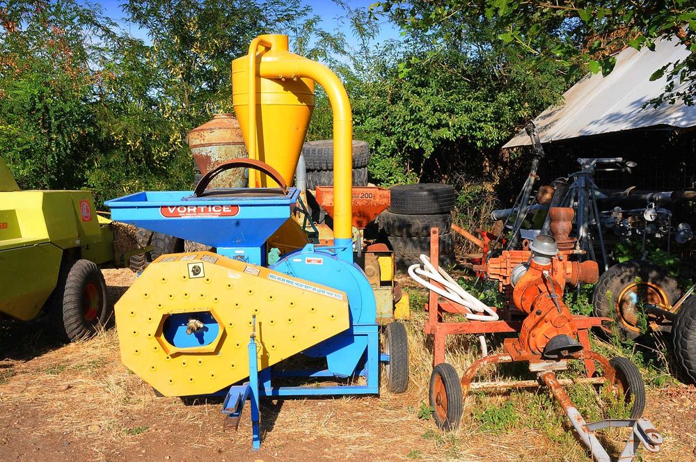 Moara cu ciocanele la tractor, cu spargator, ciclon, mai multe site