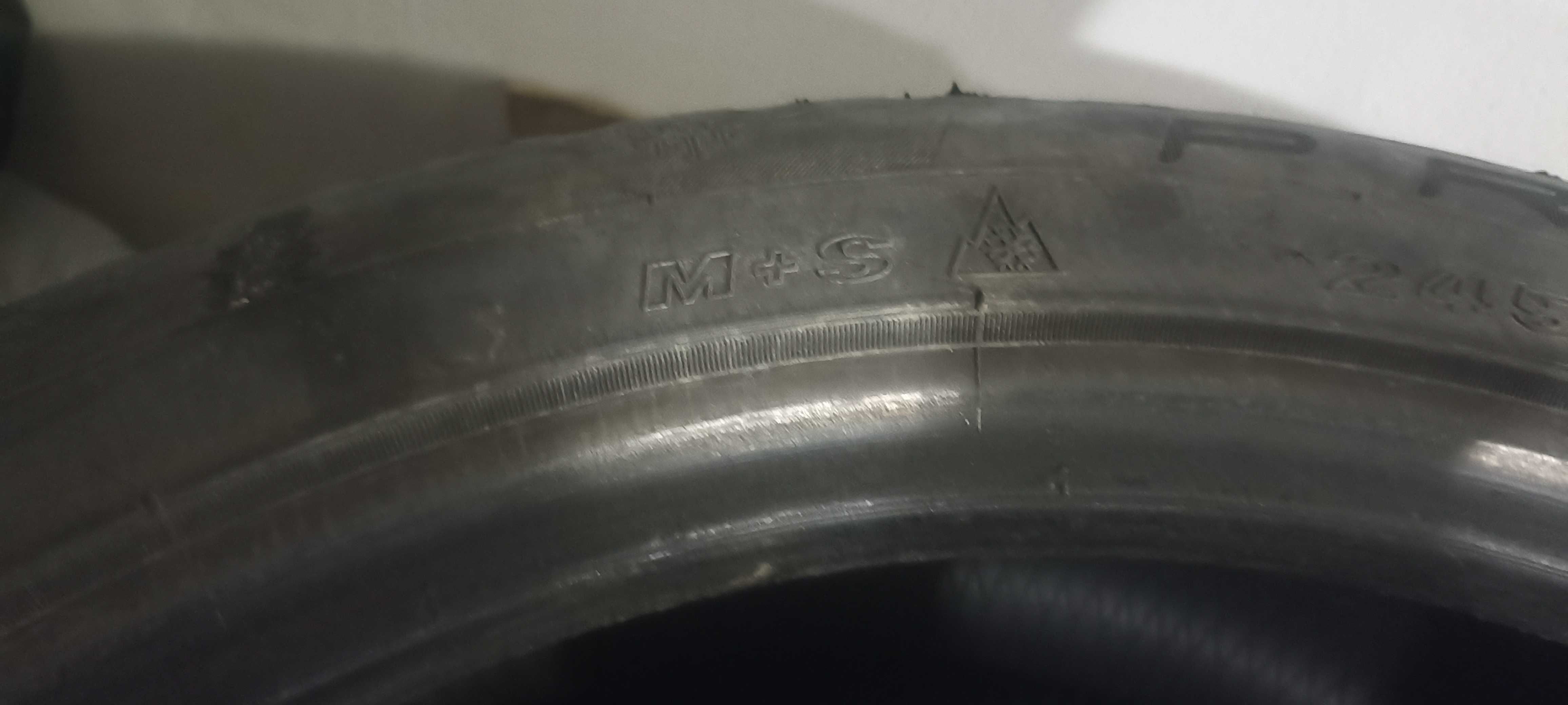 Maxxis 245/40/R18 зимни
