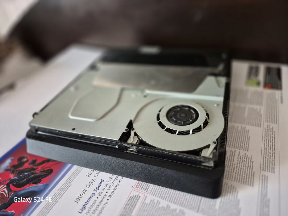 Продавам PS4 Slim 500GB – Отлично състояние!