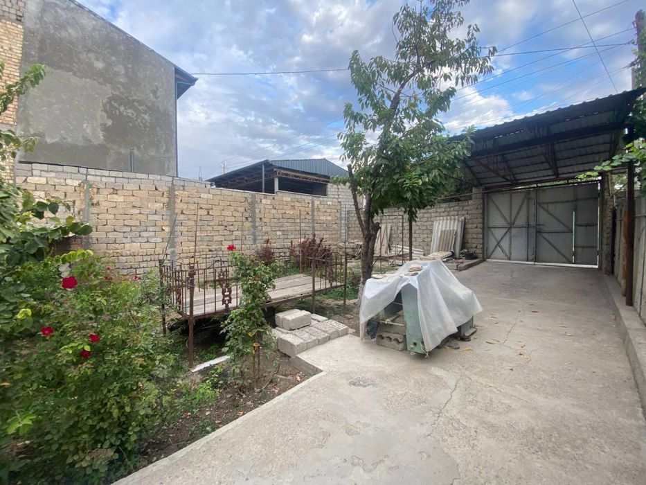 Продаю участок 4.4 сотки Бектемирский район есть старый дом 4 комнаты