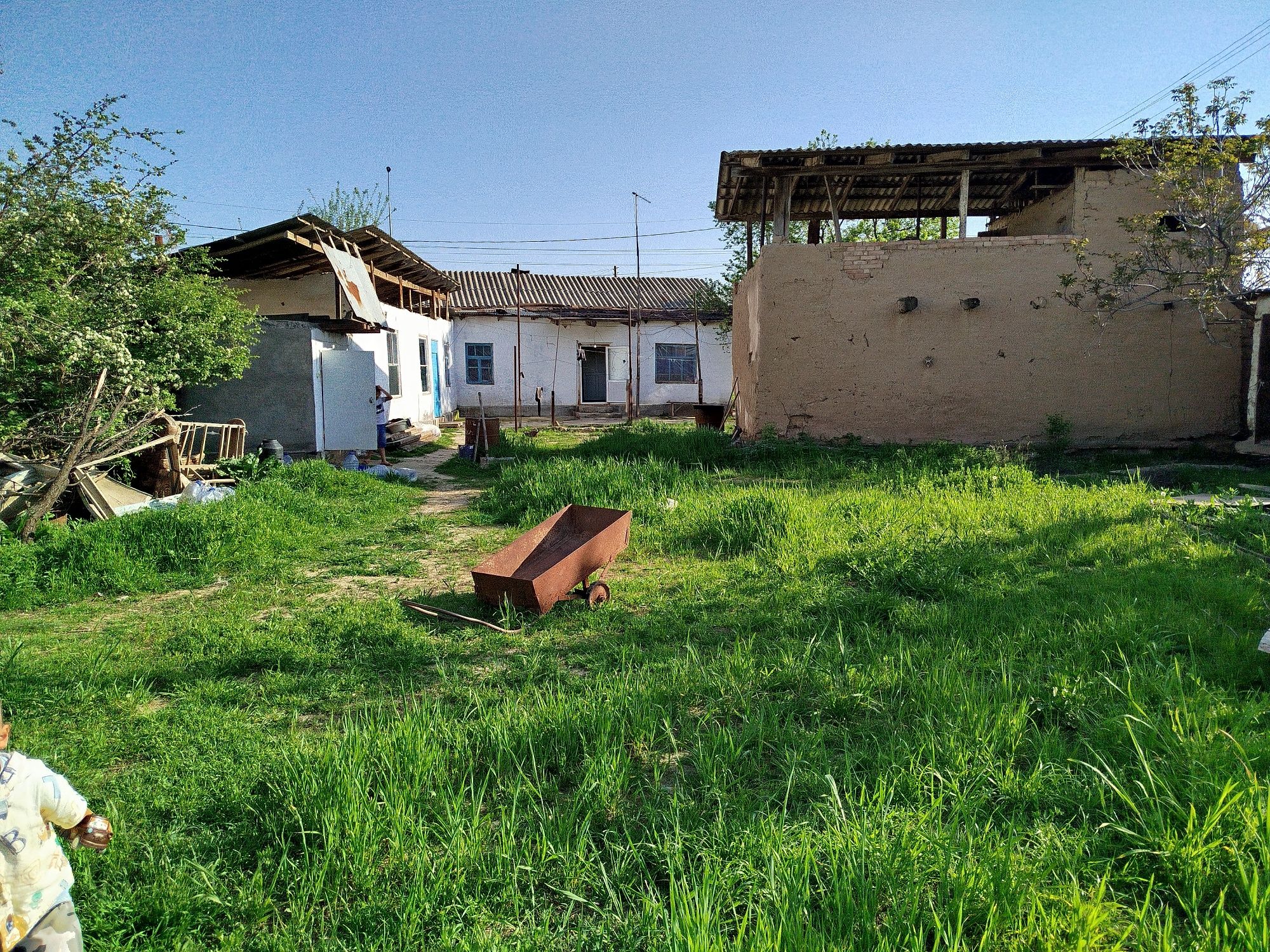 Hovli sotiladi (yer)