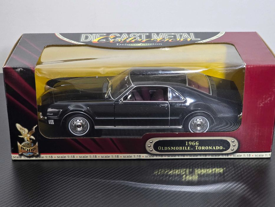Macheta Auto 1/18 Road Signature 1966 Oldsmobile Toronado