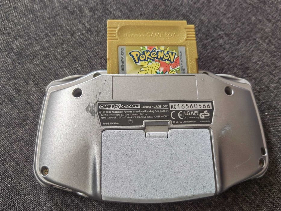 Nintendo Game Boy Advance + Pokemon Gold version original (rar)