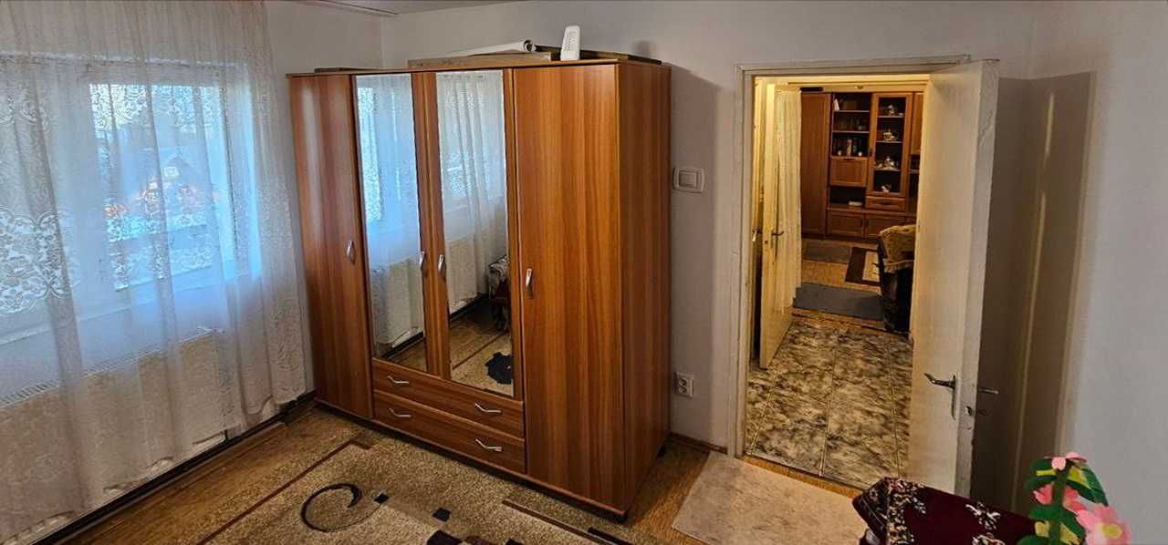 Apartament 3 camere + garaj, în Plopeni