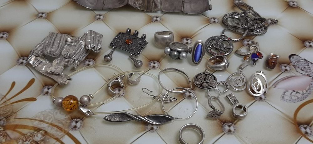 Продават се всичко на куп"стари пафти и ребърни бижута 2.50лв за 1 гра