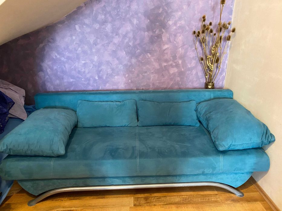 Canapea extensibilă, din catifea albastră, cu ladă