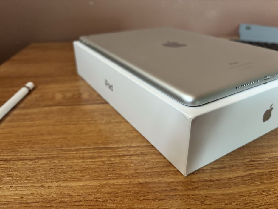 ПОДАРЪК клавиатура, калъф и Apple Pencil! iPad 9 (2021) 10,9“ Wi-Fi