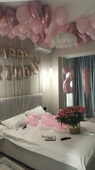 35 воздушных шариков, есть надпись ДР