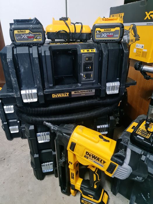 Aspirator Dewalt 54V/încărcător/acumulatori