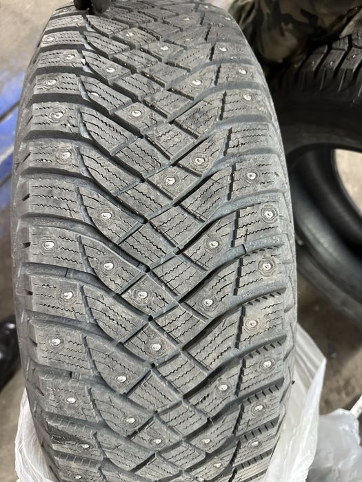 Продаю зимнюю шипованную резину Goodyear UltraGrip Ice Arctic 2,