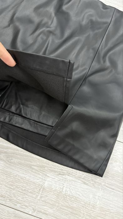 Пола-панталон черен цвят еко кожа