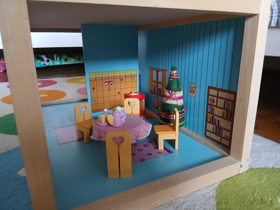 Двуетажна къща за кукли