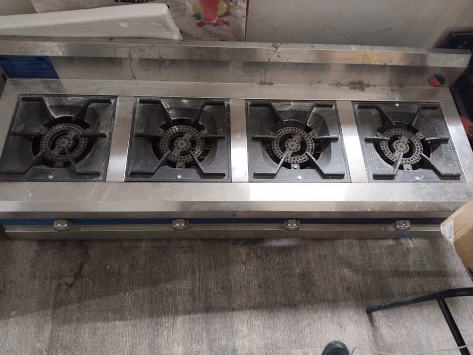 Плита газовая 4х конфорная новая для столовой