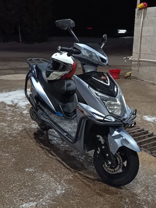 Skuter Tesla mator kuchi 1000W
