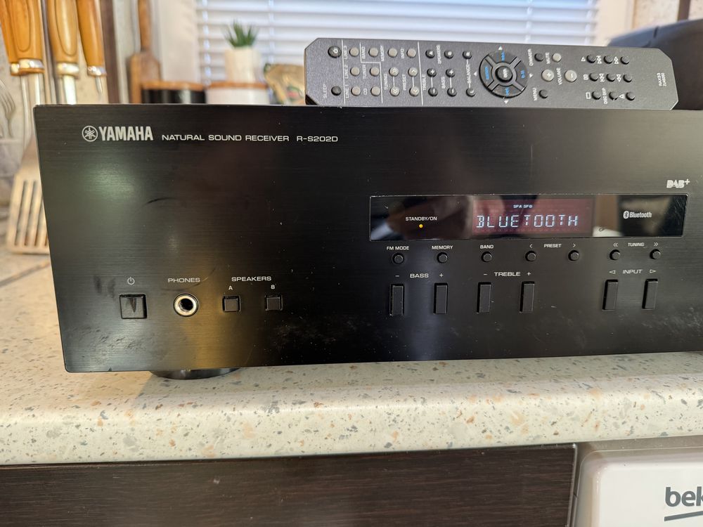 Yamaha R-S202D стерео ресивър Bluetooth