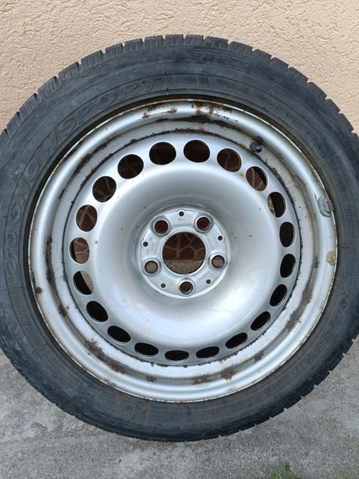 Vand cauciucuri de iarnă și jante de tablă