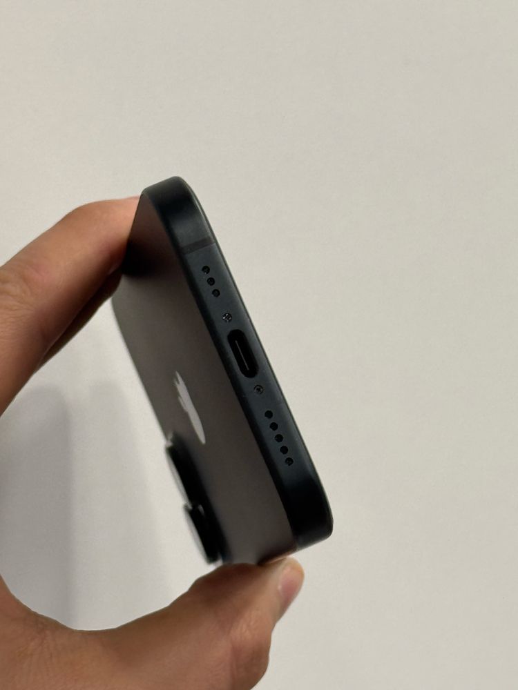 Продавам перфектен iPhone 15 100%