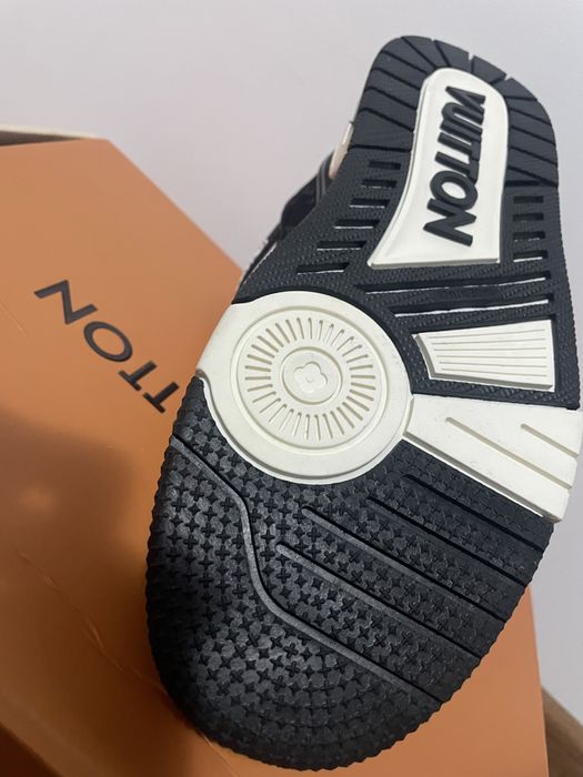 Adidasi Louis Vuitton trainers pe negru, marimea 42