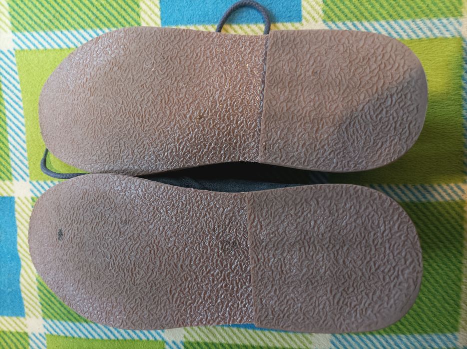 Продавам нови велурени обувки