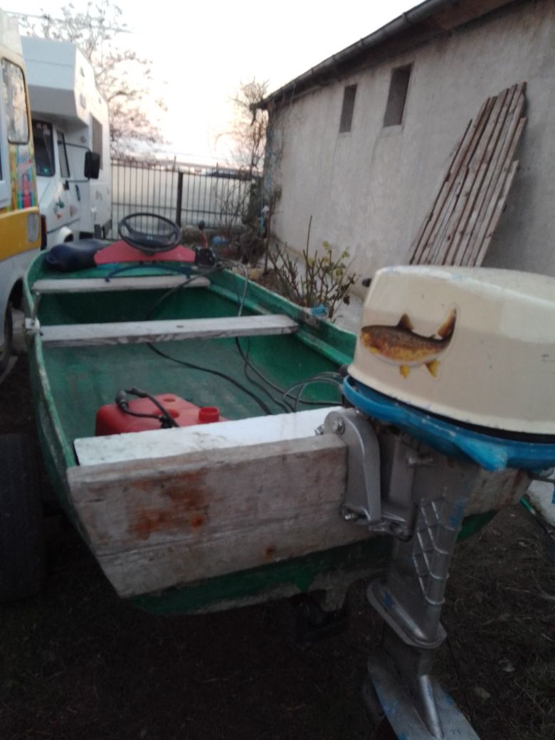 Bărcuță de pescuit cu motor