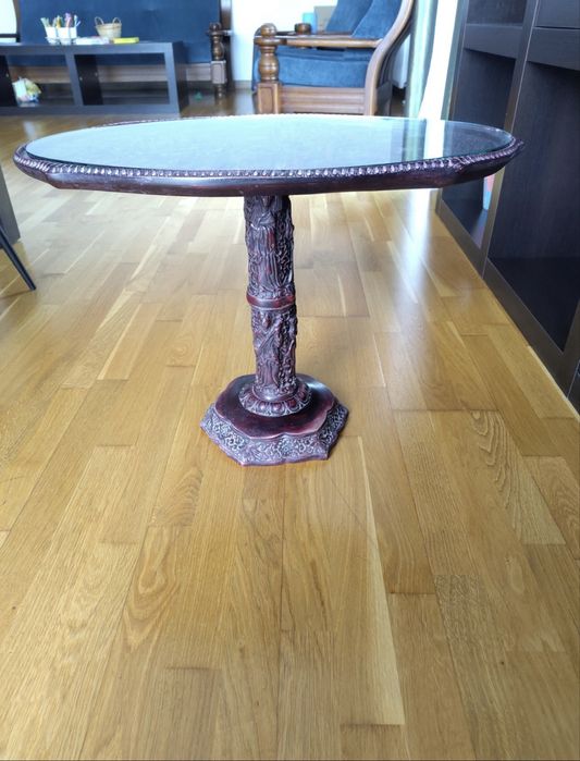 Masă de colecție ovală, sculptată, stil vintage – piesă rară
