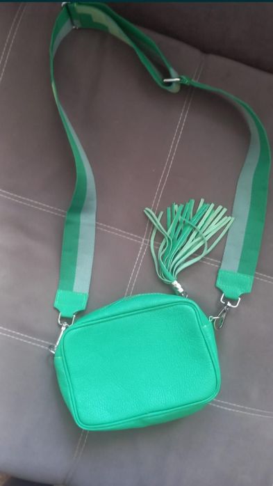 Новая,летняя, яркая,кожаная.