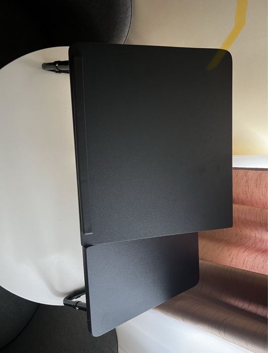 Vând laptop ASUS. În garantie! Cadoua masuta de laptop!