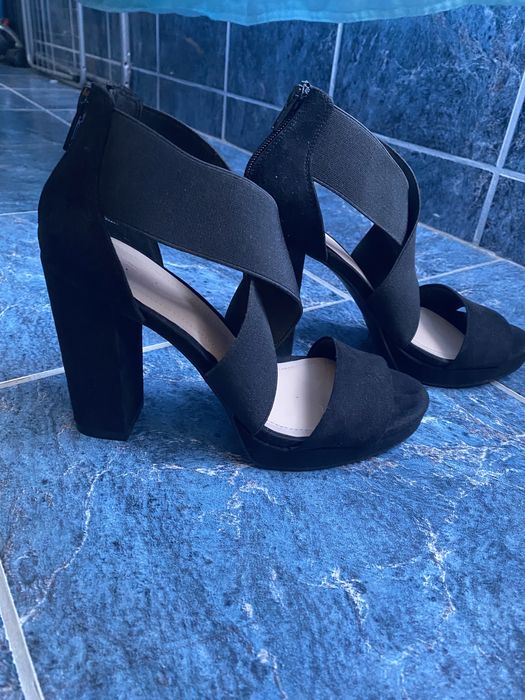 Sandale cu toc.
