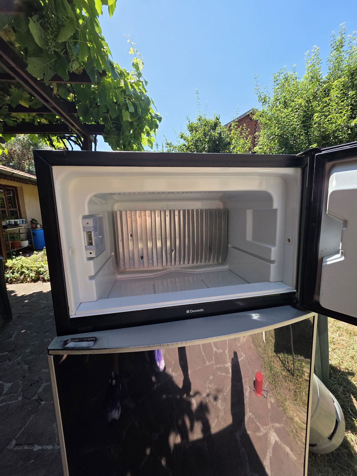 Продавам хладилник Dometic 8505