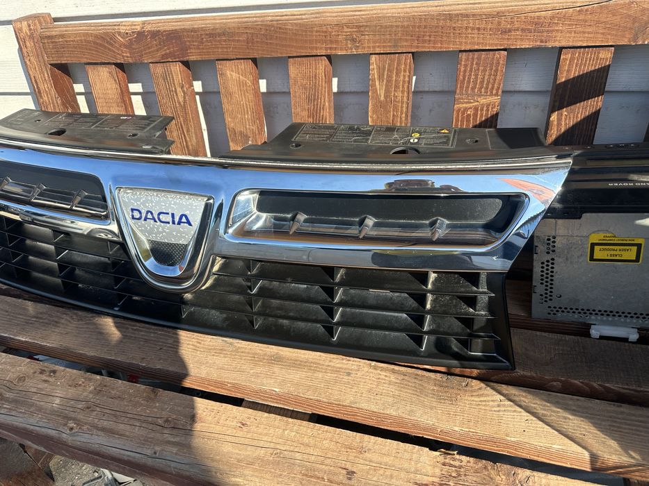 Решетка/Маска комплект за Дачия Дъстър до 2013г.!