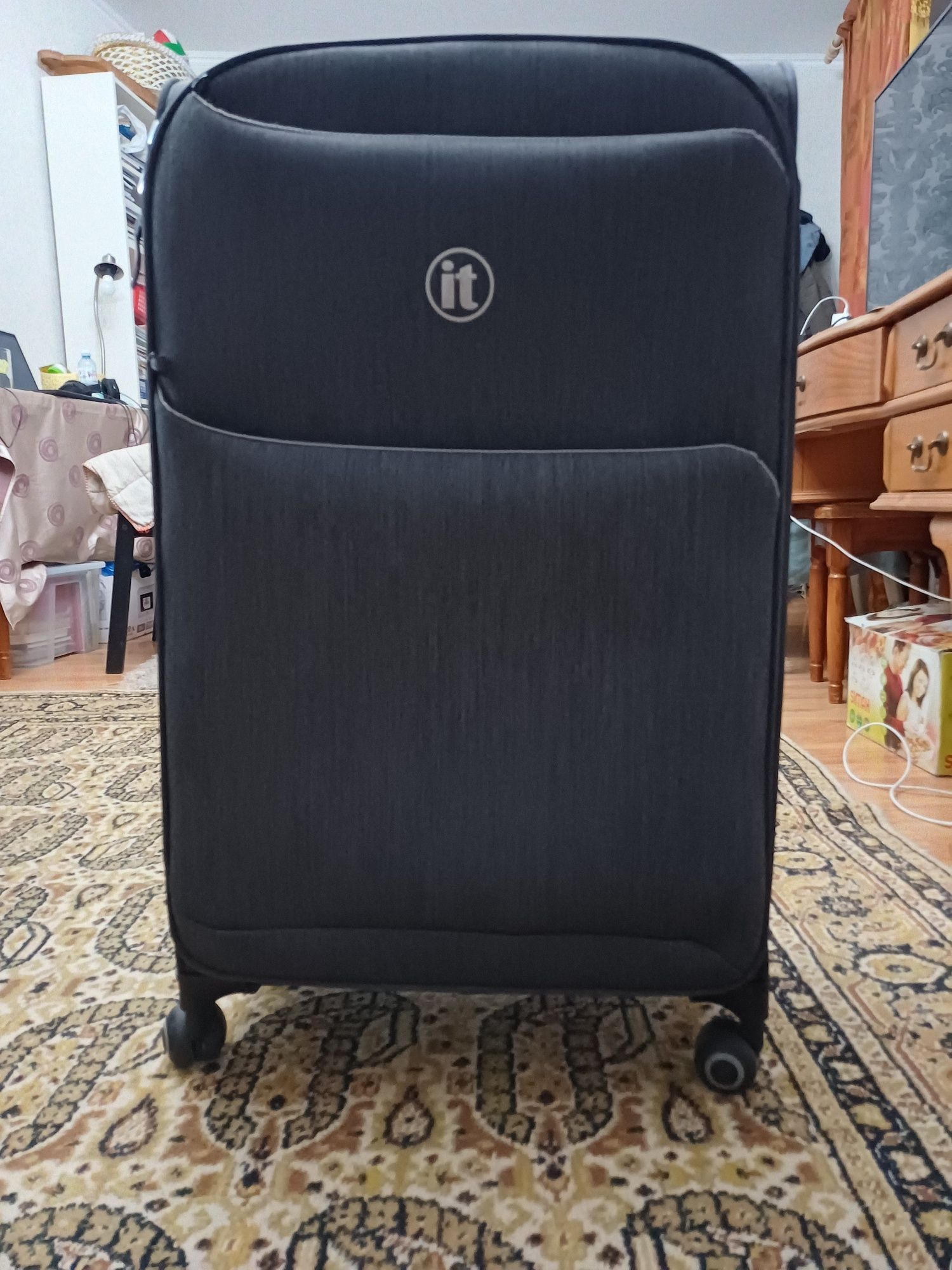 Продам чемодан купленный в Лондоне
