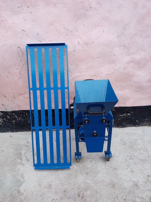 masina de spart nuci ,alune și migdale