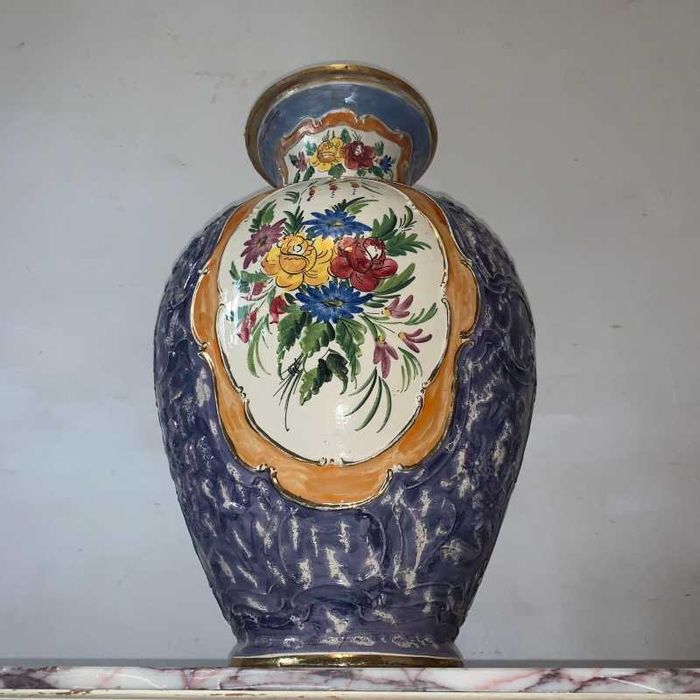 Vaza din portelan cu detalii din bronz