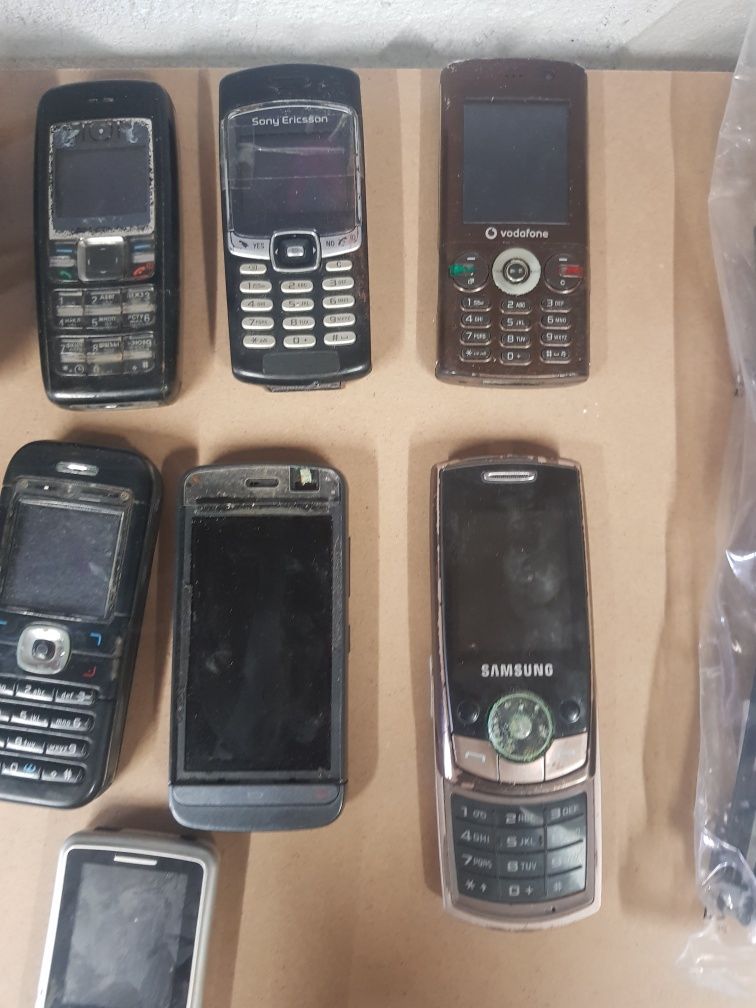Стари телефони и зарядни.