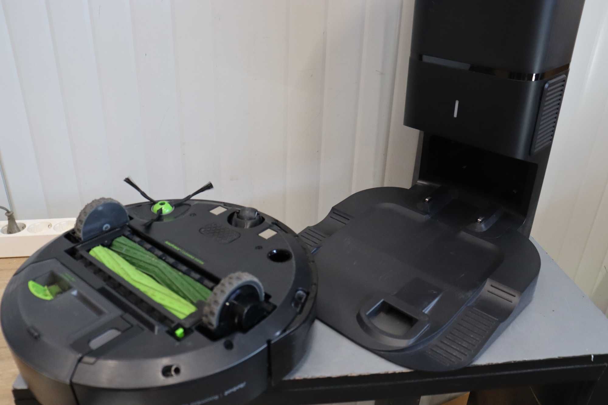 Робот прахосмукачка със самопочистваща станция iRobot Roomba i3+ i3554
