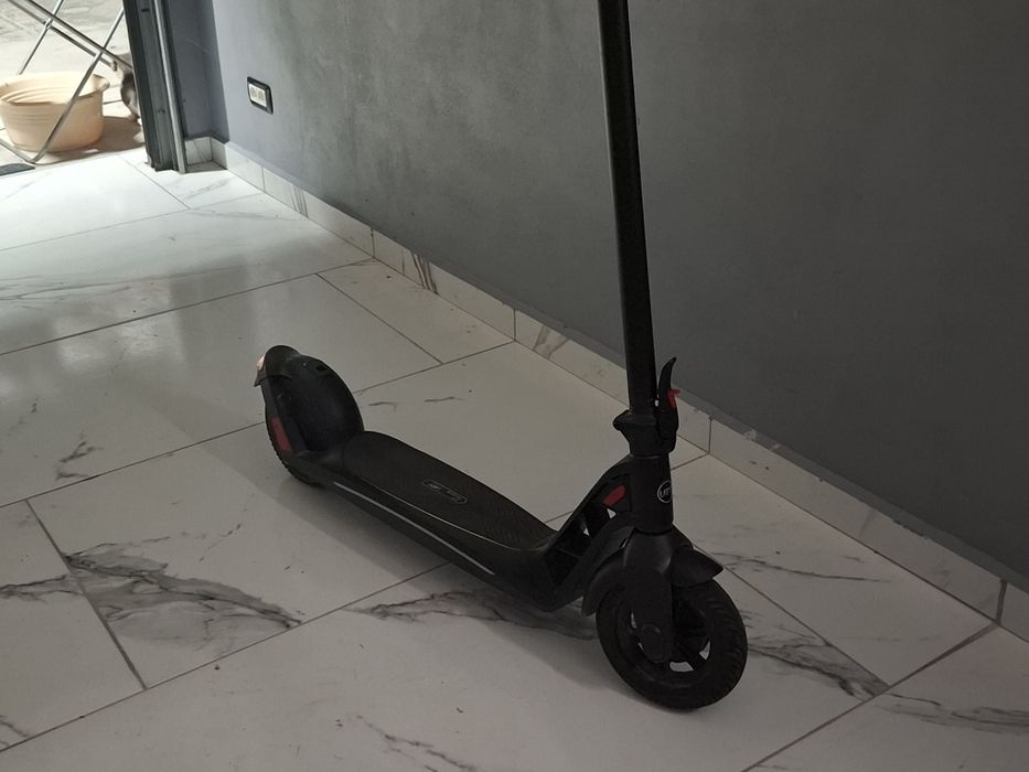 Vând trotineta bugatti myria ca noua