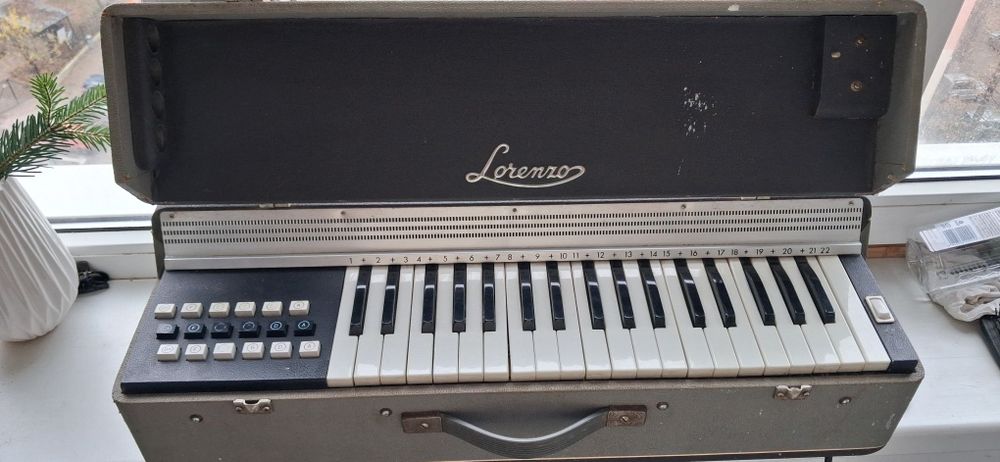 Orga vintige Lorenzo fabricație 1950- 1960