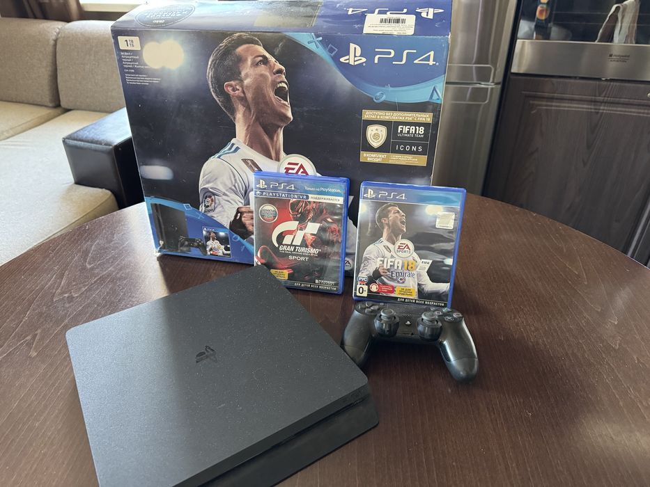 PlayStation 4 Slim + 2 игры