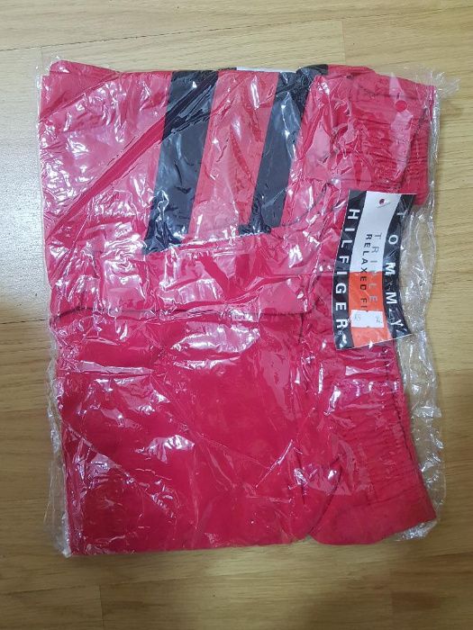 Pantaloni scurti rosu Tommy Hilfiger. Marime 42, 44, 46. Nou!