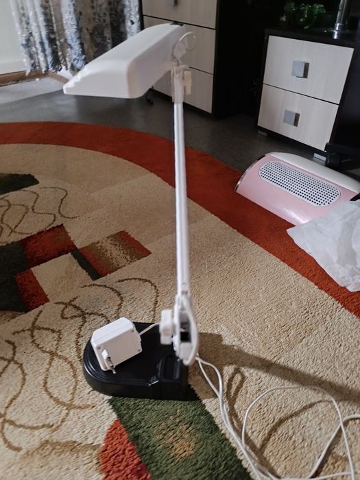 Аппарат для маникюра, лампа, пылесос. Для начинающих мастеров.