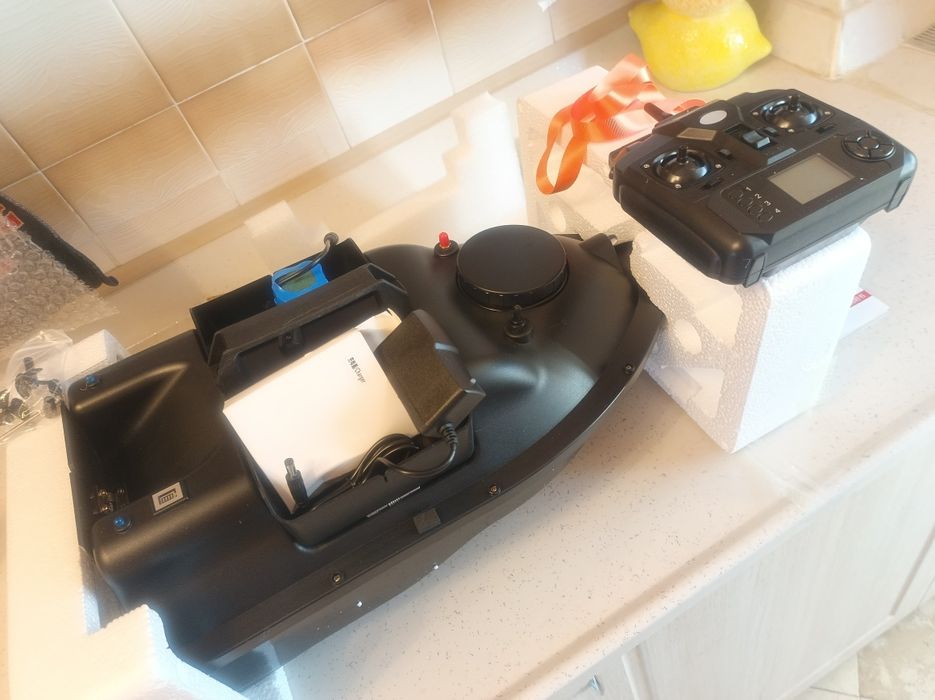 лодка захранка с 1 и 3 коша, GPS