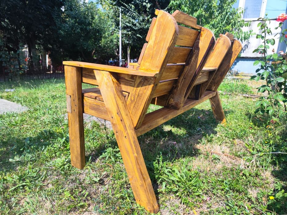 Bancă din lemn masiv pentru două persoane, cu masă integrată
