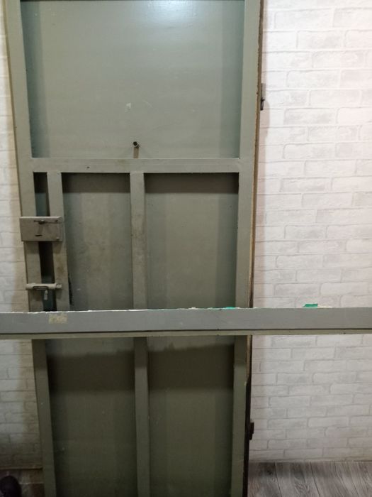 Продам железную дверь ,серая с тремя ключами.Самовывоз.Цена 15000 тенг