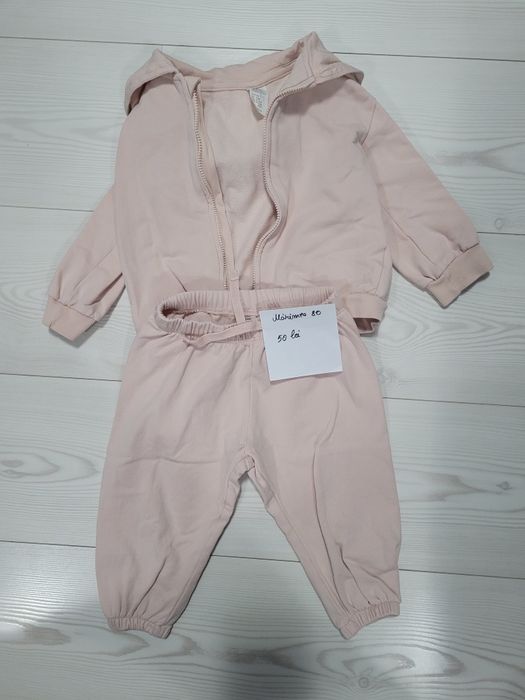 Vand haine mărimea 80,preț pe bucata
Nu asigur transport