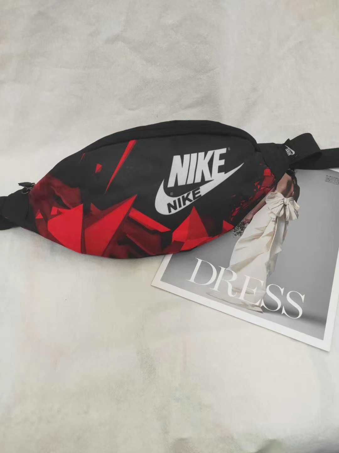 Спортни чанти за кръст Nike Guess CK