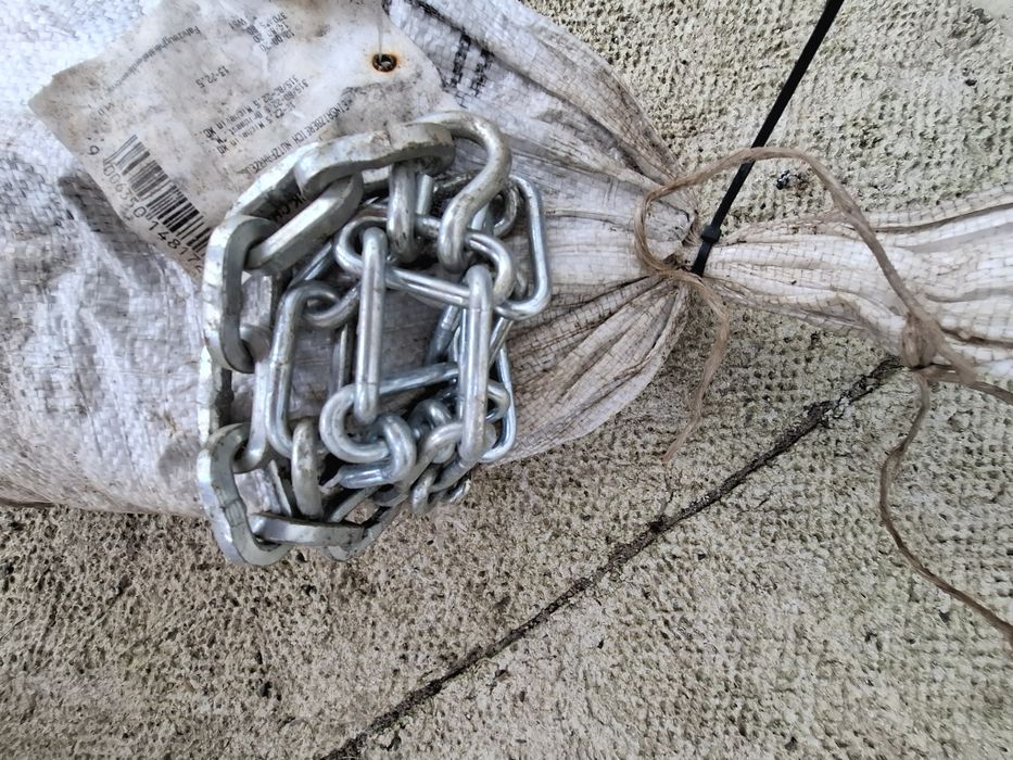 doua lanțuri noi de zăpadă ptr camion ..