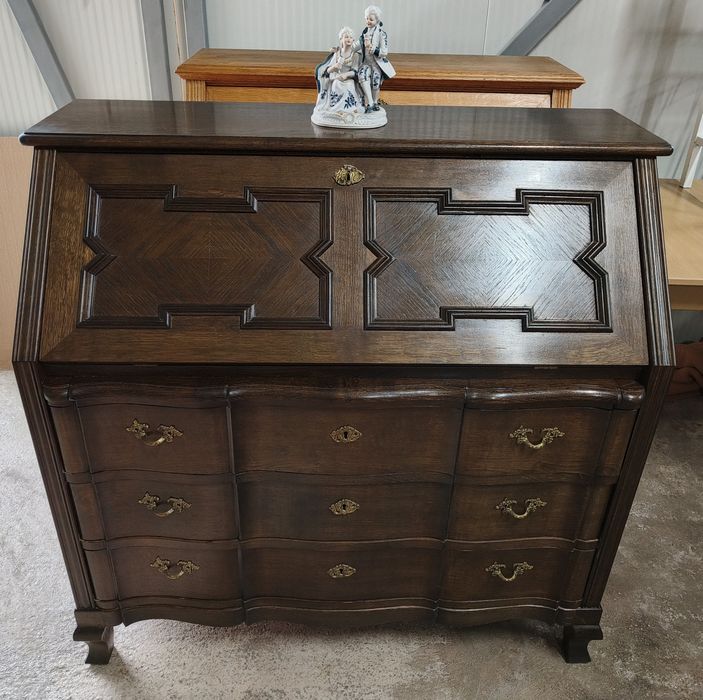 3893 Разкошно писалище с красиви месингови дръжки