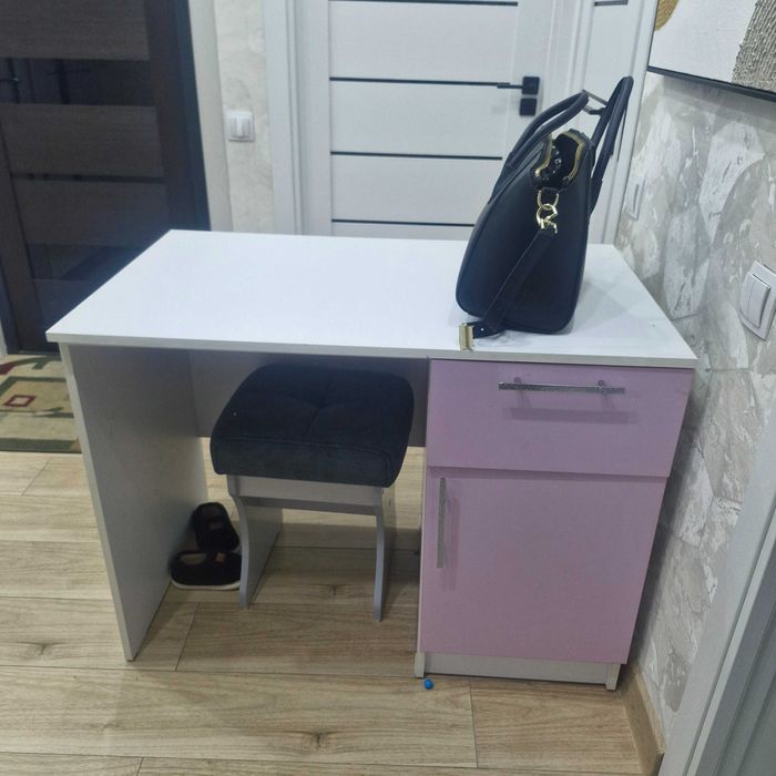Продам письменный стол для девочки