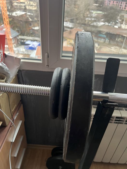 Фитнес лежанка Bench900 с 35 кг дискове на нея , стойки за клек-лост